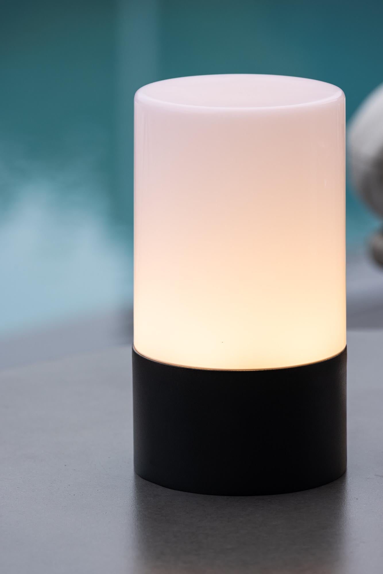 Tubu Tischleuchte in Schwarz-Weiss präsentiert im Onlineshop von KAQTU Design AG. Tischleuchte ist von Venture Home
