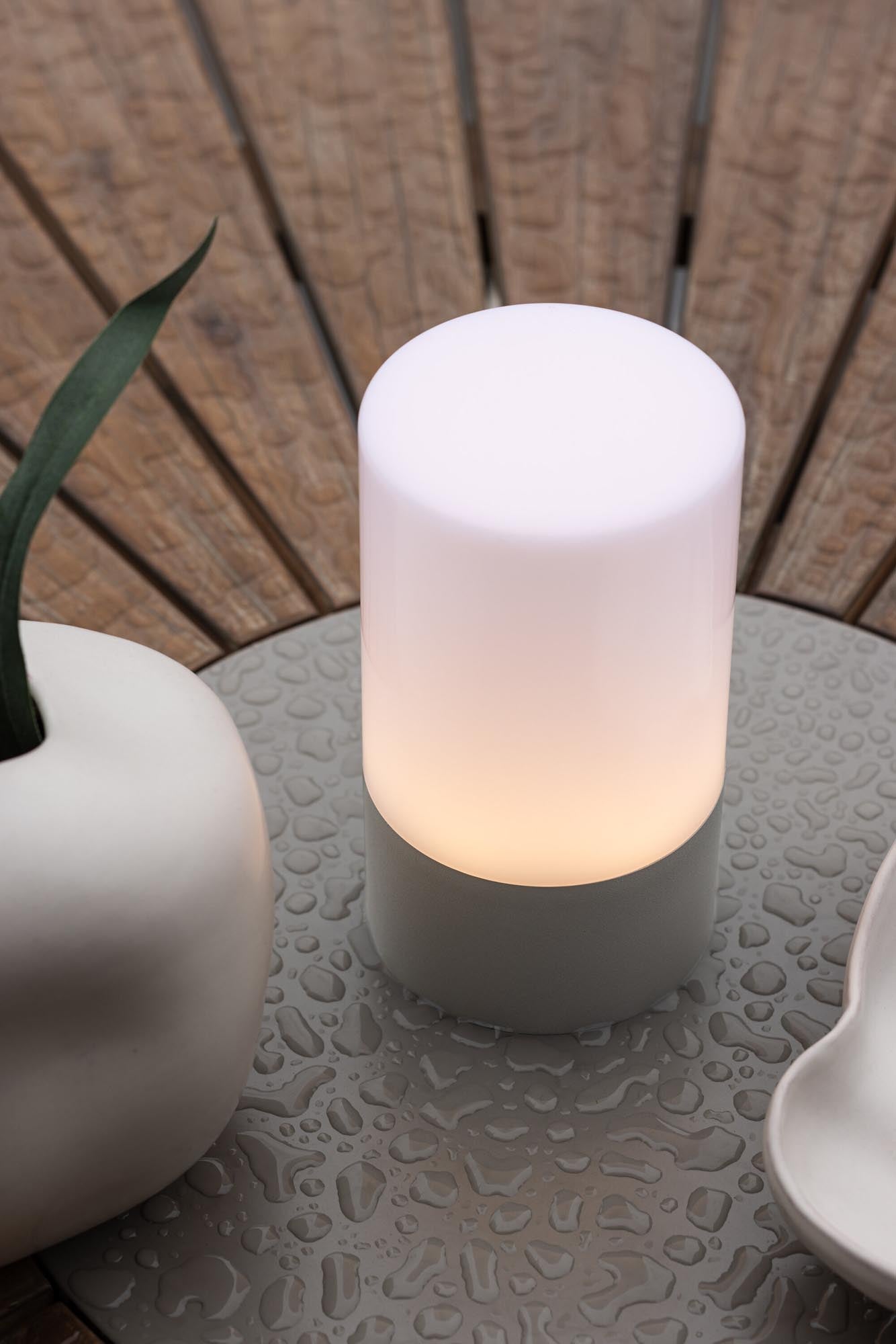 Stilvolle Tubu Tischleuchte: Perfekte Beleuchtung für draussen.