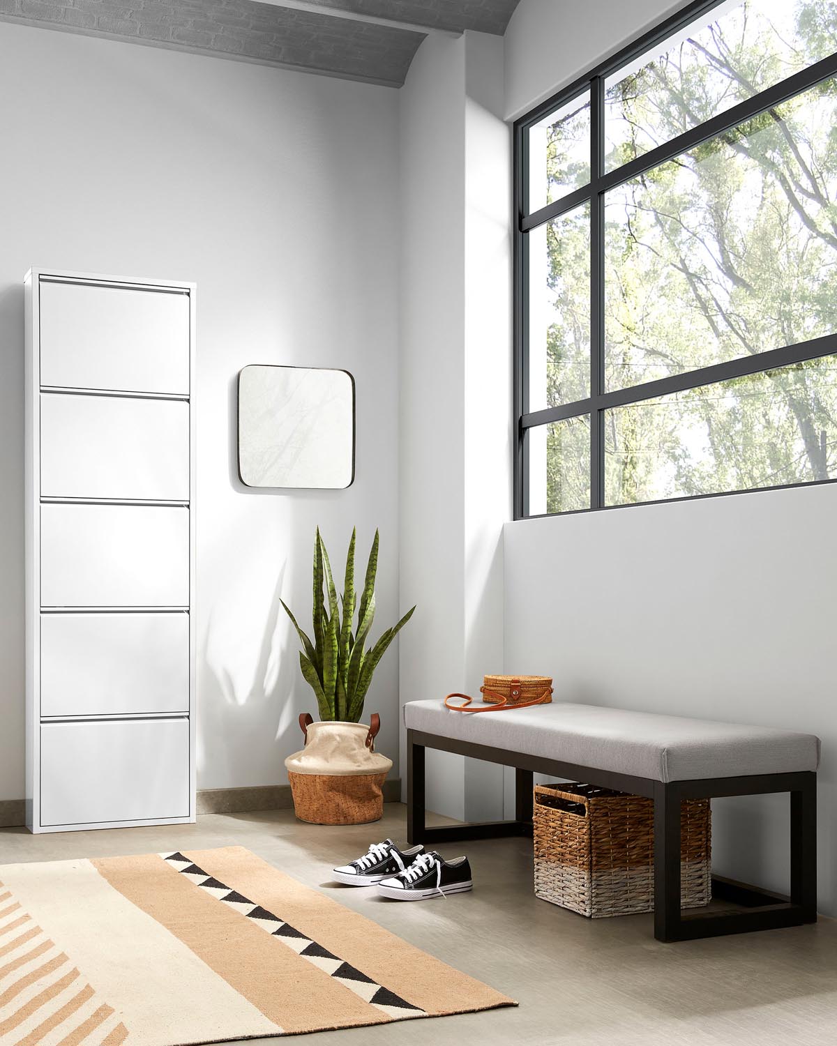 Eleganter, weisser Schuhschrank von Kave Home für stilvolle Ordnung.