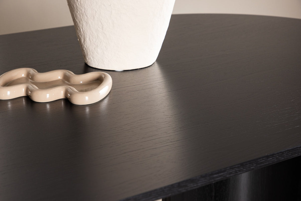 Ovaler Esstisch Tyresö von Vind in Schwarz, Tischplatte aus MDF mit Furnier, skulpturale Tischbeine, Masse 220x100 cm.