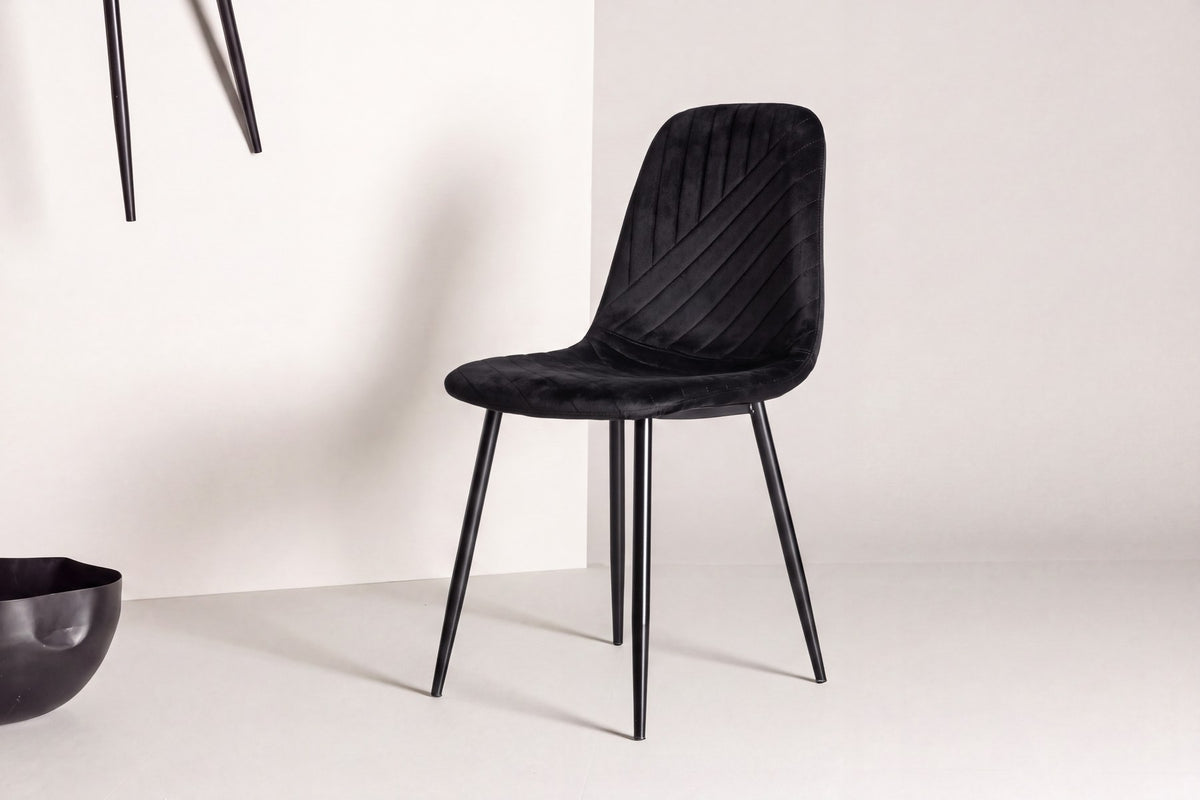 Polar Stuhl von Venture Home mit schwarzem Polyester-Samt-Bezug und schlanken schwarzen Stahlbeinen, runde Silhouette, freigestellt.