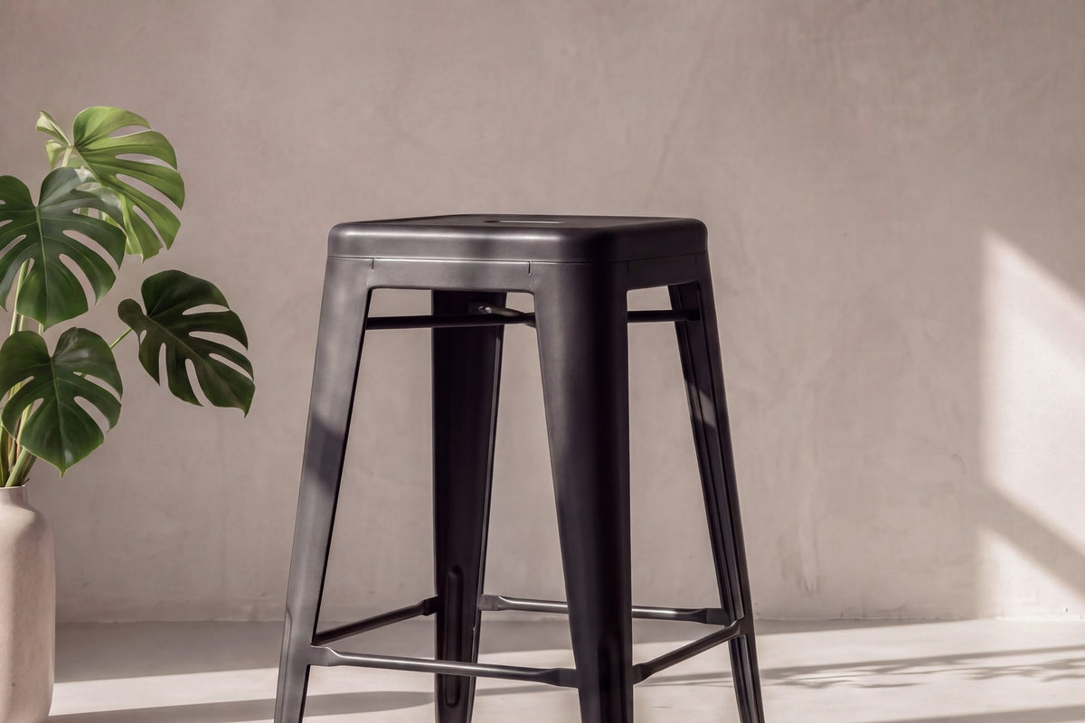Zwei schwarze Esszimmerstühle Tempe von Venture Home aus pulverbeschichtetem Stahl mit schlichter, geradliniger Form.