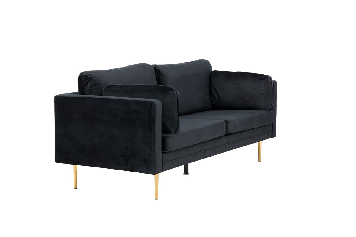 Schwarzes 3er Sofa Boom von Venture Home mit Polyester-Samtbezug, sechs losen Kissen und goldfarbenen Stahlbeinen, freigestellt.