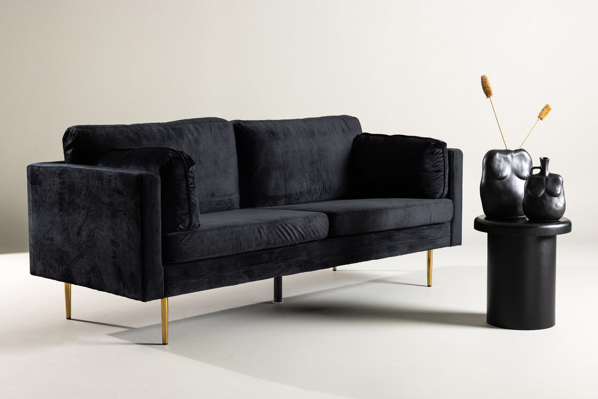 Schwarzes 3er Sofa Boom von Venture Home mit Polyester-Samtbezug, sechs losen Kissen und goldfarbenen Stahlbeinen, freigestellt.