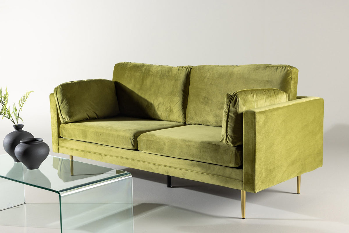Schwarzes 3er Sofa Boom von Venture Home mit Polyester-Samtbezug, sechs losen Kissen und goldfarbenen Stahlbeinen, freigestellt.