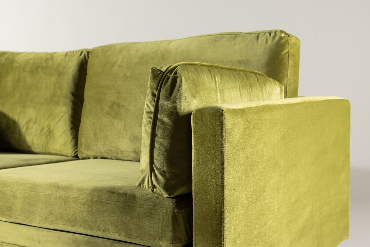 Schwarzes 3er Sofa Boom von Venture Home mit Polyester-Samtbezug, sechs losen Kissen und goldfarbenen Stahlbeinen, freigestellt.