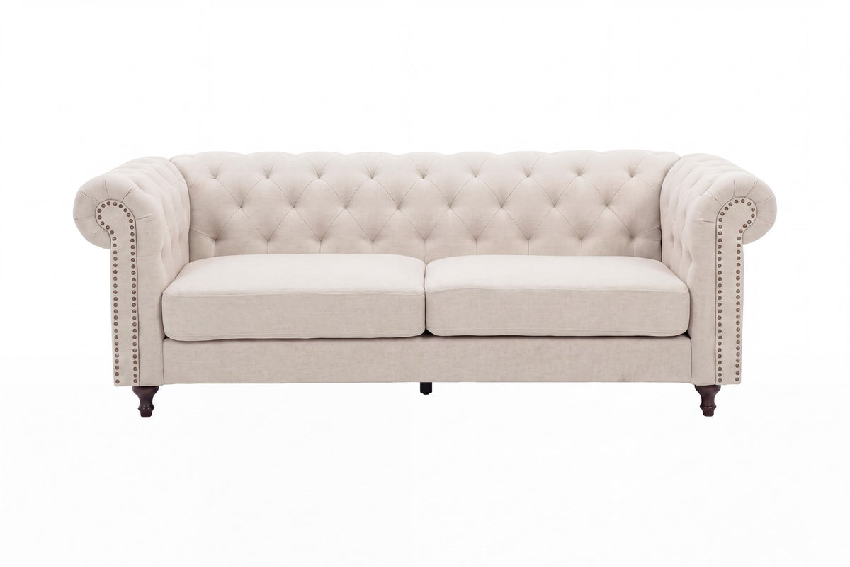 Beiges 3-Sitzer-Sofa Velvet von Venture Home mit Polyester-Samt-Bezug, tiefer Knopfheftung und schwarzen Gummibaumholz-Beinen im Chesterfield-Design.