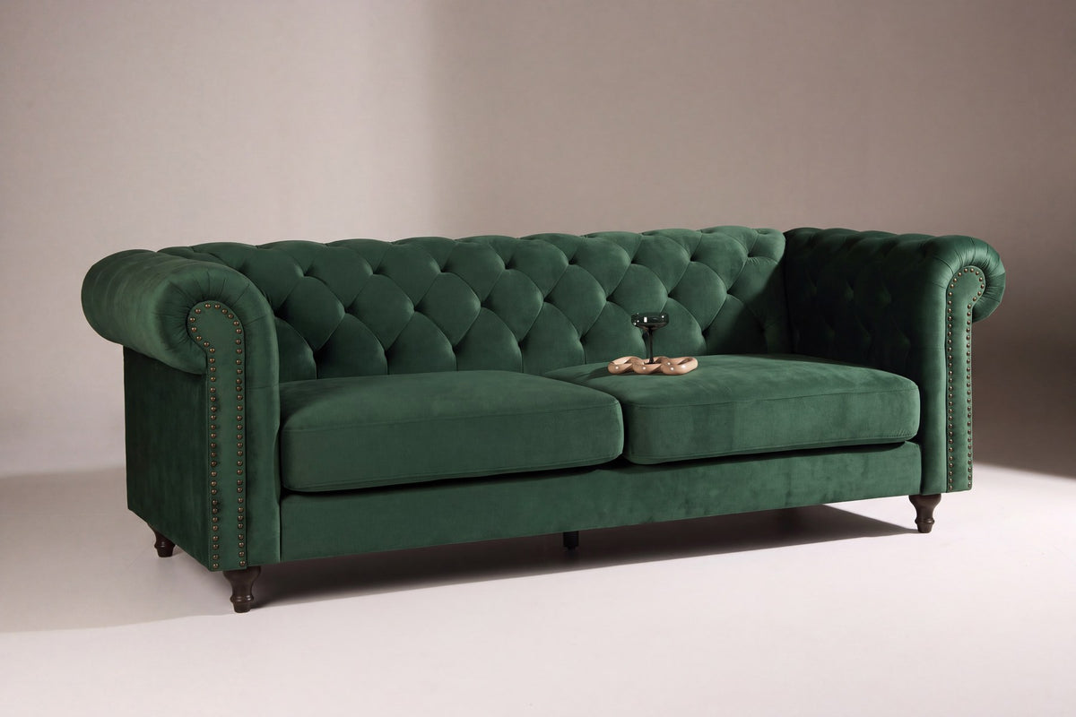 Dreisitzer-Sofa Velvet von Venture Home in Grün mit Samtbezug, tiefer Knopfheftung im Chesterfield-Stil und schwarzen Holzbeinen.
