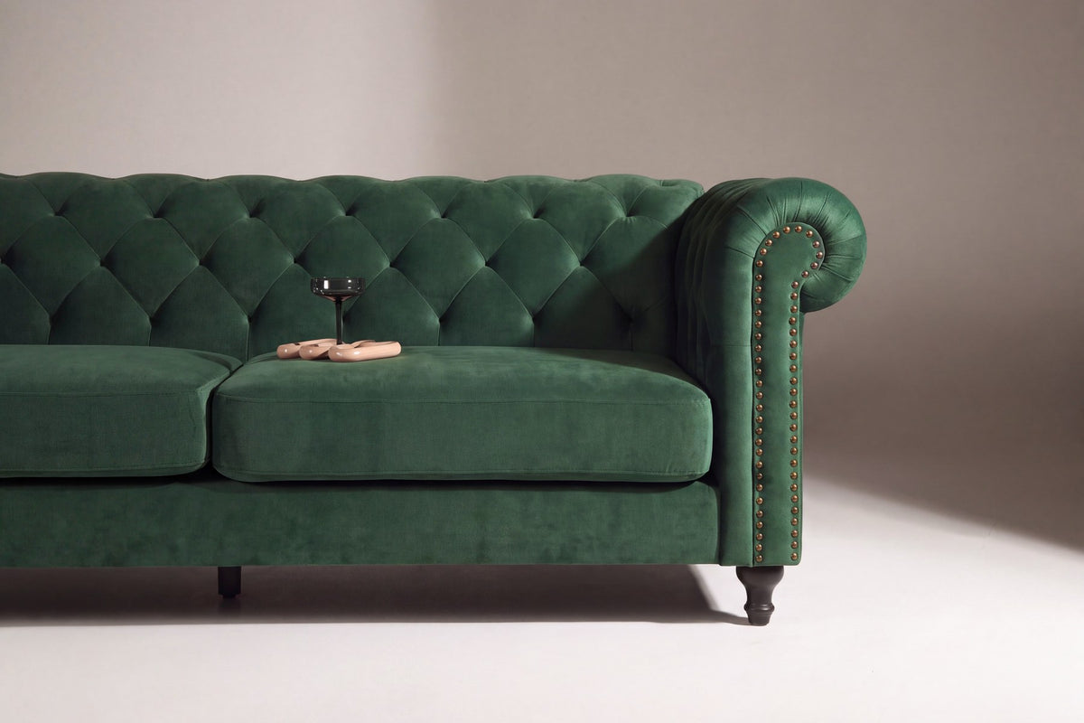 Dreisitzer-Sofa Velvet von Venture Home in Grün mit Samtbezug, tiefer Knopfheftung im Chesterfield-Stil und schwarzen Holzbeinen.