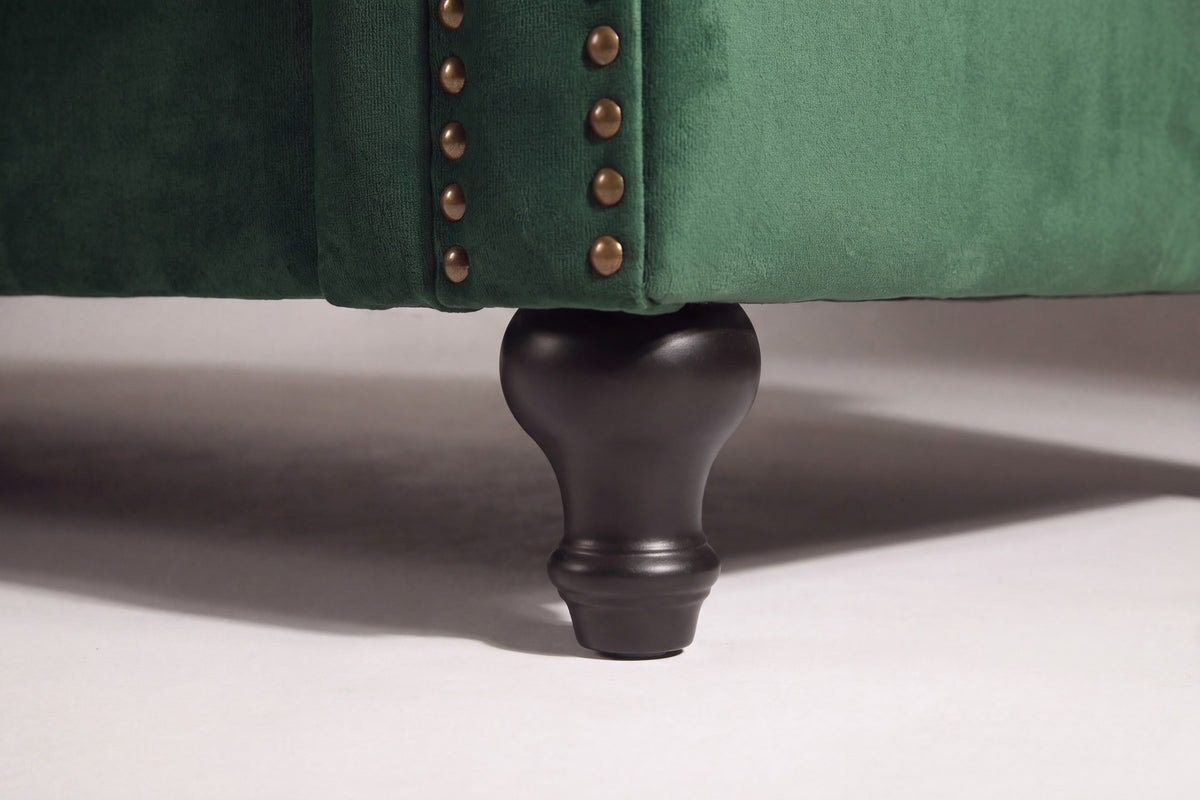 Dreisitzer-Sofa Velvet von Venture Home in Grün mit Samtbezug, tiefer Knopfheftung im Chesterfield-Stil und schwarzen Holzbeinen.