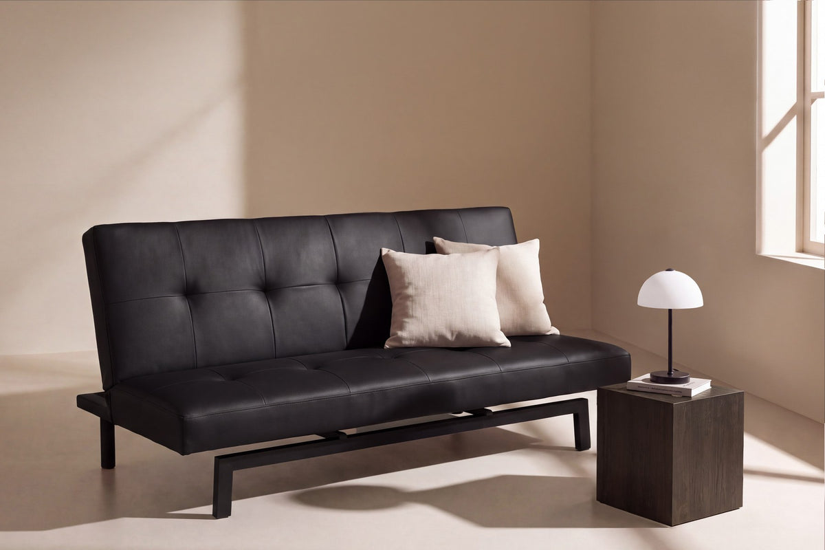Schwarzes Klappbett Bodil von Venture Home, Bettsofa mit PU-Bezug, Schaumstofffüllung und schwarzen Stahlbeinen im skandinavischen Design.