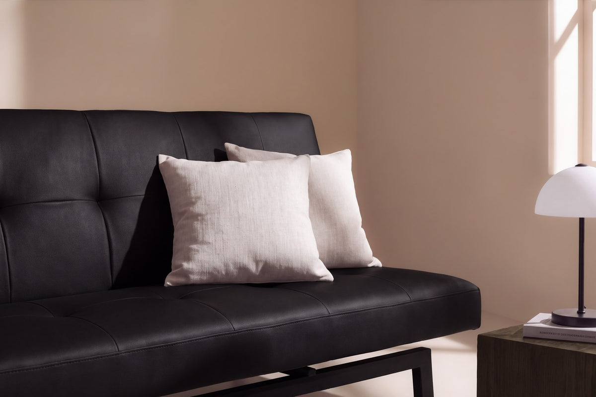 Schwarzes Klappbett Bodil von Venture Home, Bettsofa mit PU-Bezug, Schaumstofffüllung und schwarzen Stahlbeinen im skandinavischen Design.