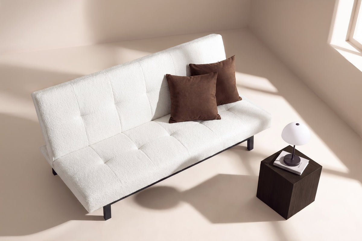 Weisses Klappbett Bodil von Venture Home mit Teddy-Bezug, schwarzen Stahlbeinen und schlichtem Steppmuster als Bettsofa dargestellt.