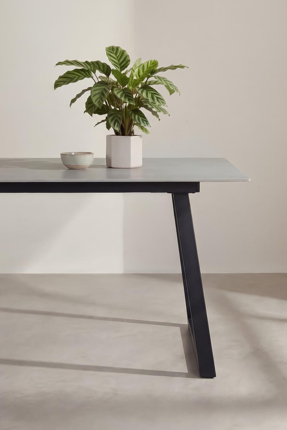 Estelle Rechteckiger Esstisch in Dunkelgrau präsentiert im Onlineshop von KAQTU Design AG. Gartentisch ist von Venture Home