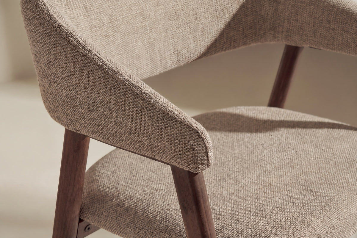 Zwei Esszimmerstühle Paulda in Mokka mit Polyester-Leinen-Bezug, abgerundeter Rückenlehne und Stahlbeinen in Räuchereiche-Holzoptik.