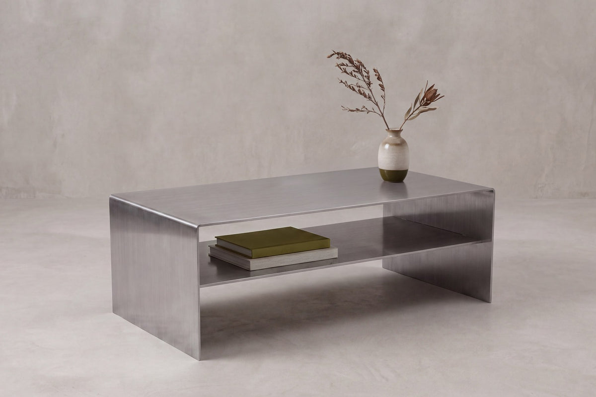 Silberfarbener Beistelltisch Pauta aus gebürstetem Edelstahl mit quadratischer Tischplatte und schlanken Beinen, Masse 120x60x41 cm.