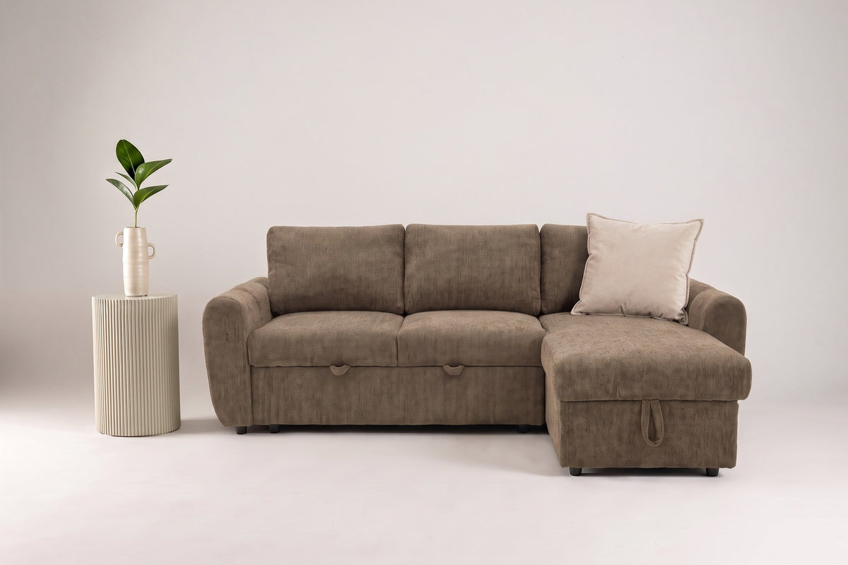 Braunes Bettsofa Teo von Venture Home mit Polyesterbezug, schwarzen Beinen und ausklappbarer Chaiselongue, freistehend im Wohnraum fotografiert.