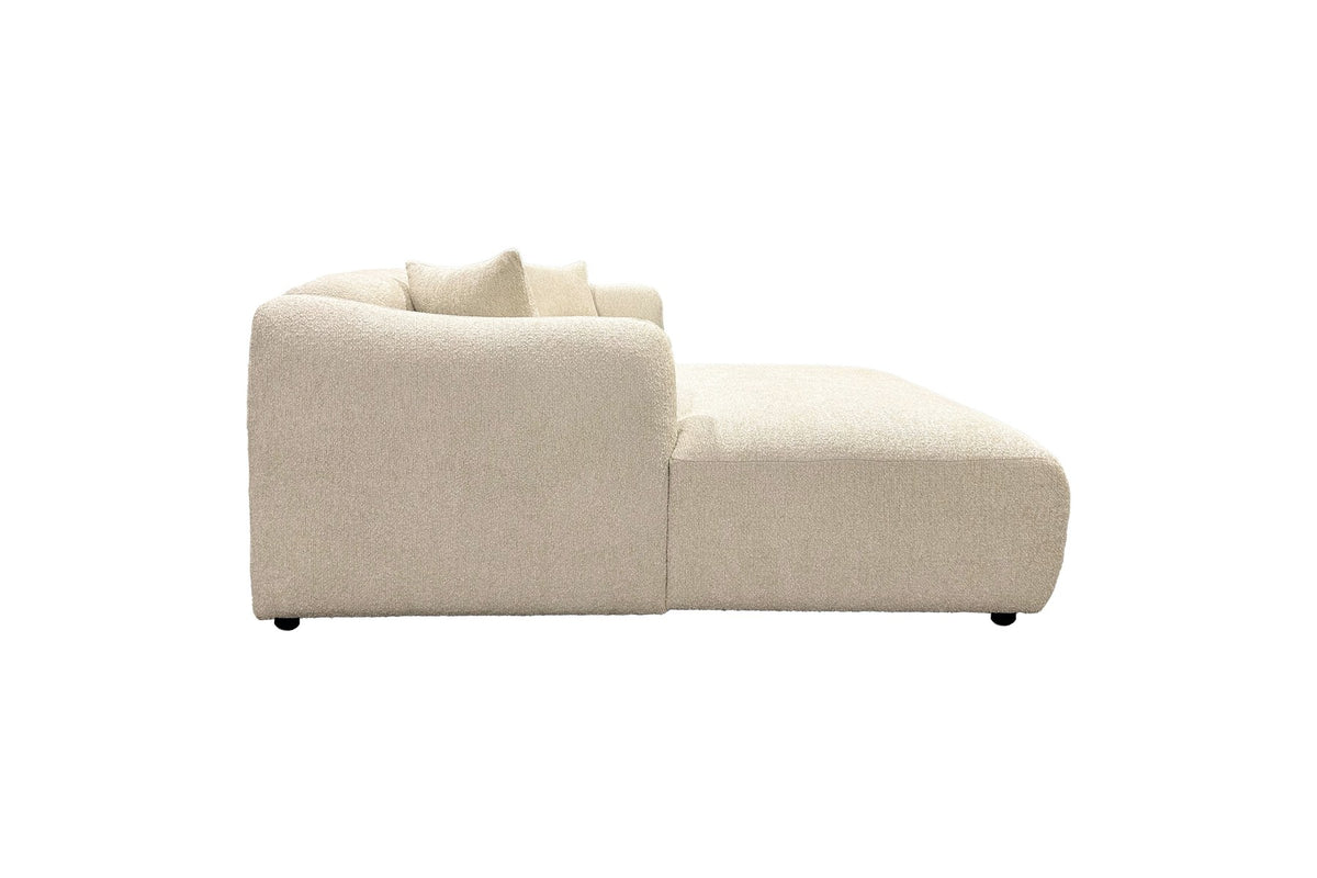 Beiges Chaiselongue-Sofa mit L-Form, Polyester-Bezug, schwarzen Holzbeinen und rechtsseitiger Chaiselongue, freigestellt fotografiert.