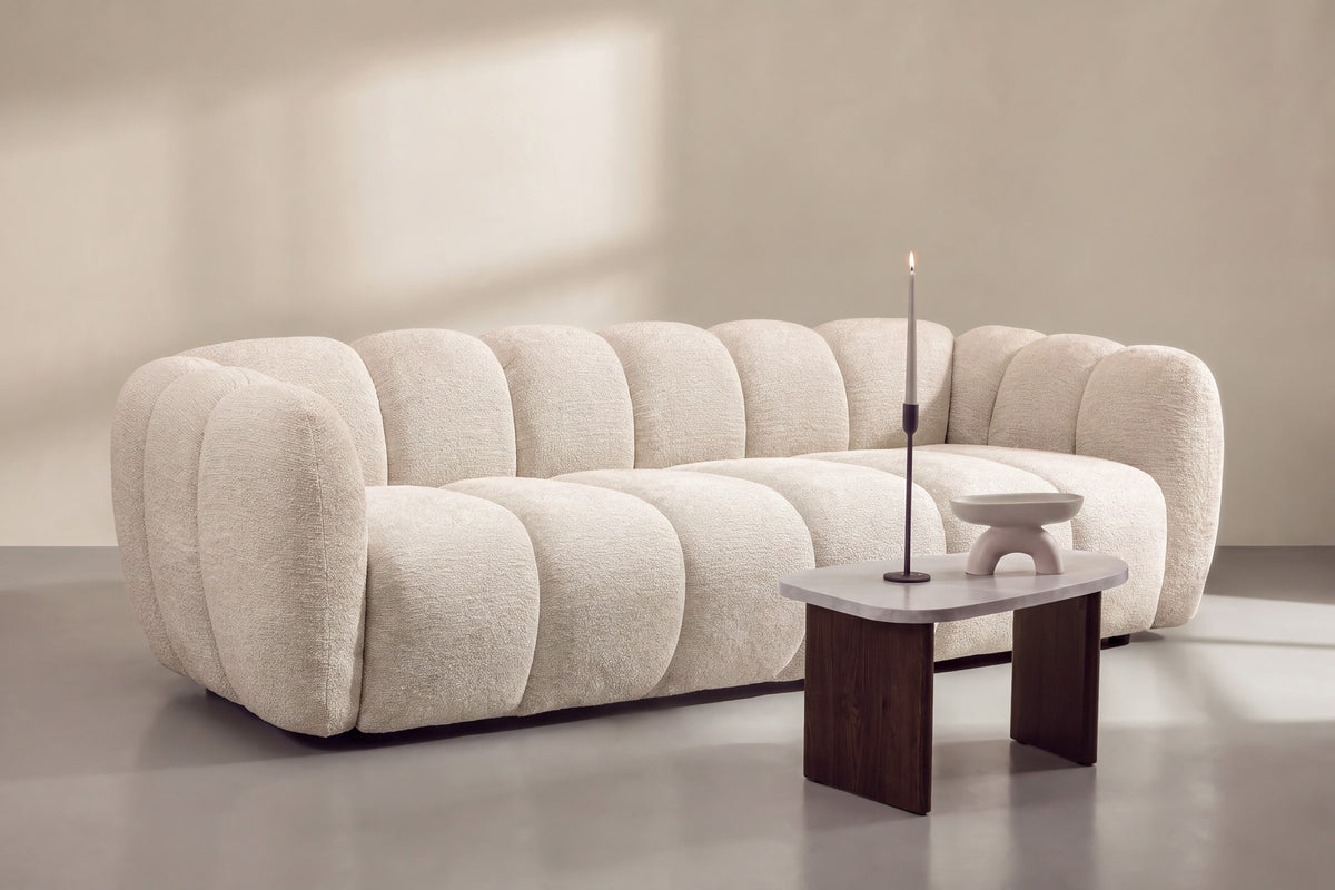 Beiges 3-Sitzer-Sofa Bobo von Venture Home mit Eukalyptus-Polyester-Bezug und schwarzen Gummibaumholz-Beinen, klare gerade Linien.