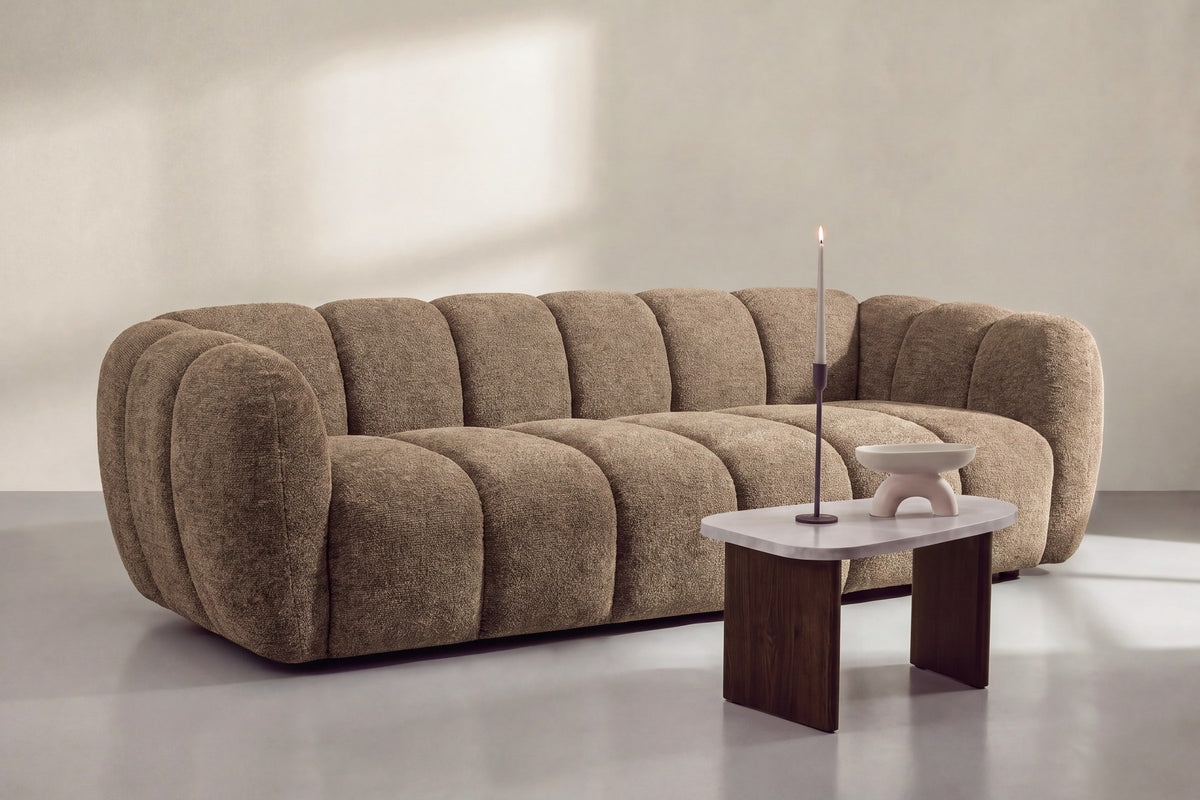 Braunes 3-Sitzer-Sofa Bobo von Venture Home mit Polyester-Bezug, schwarzen Gummibaumholz-Beinen und geraden, klaren Linien.