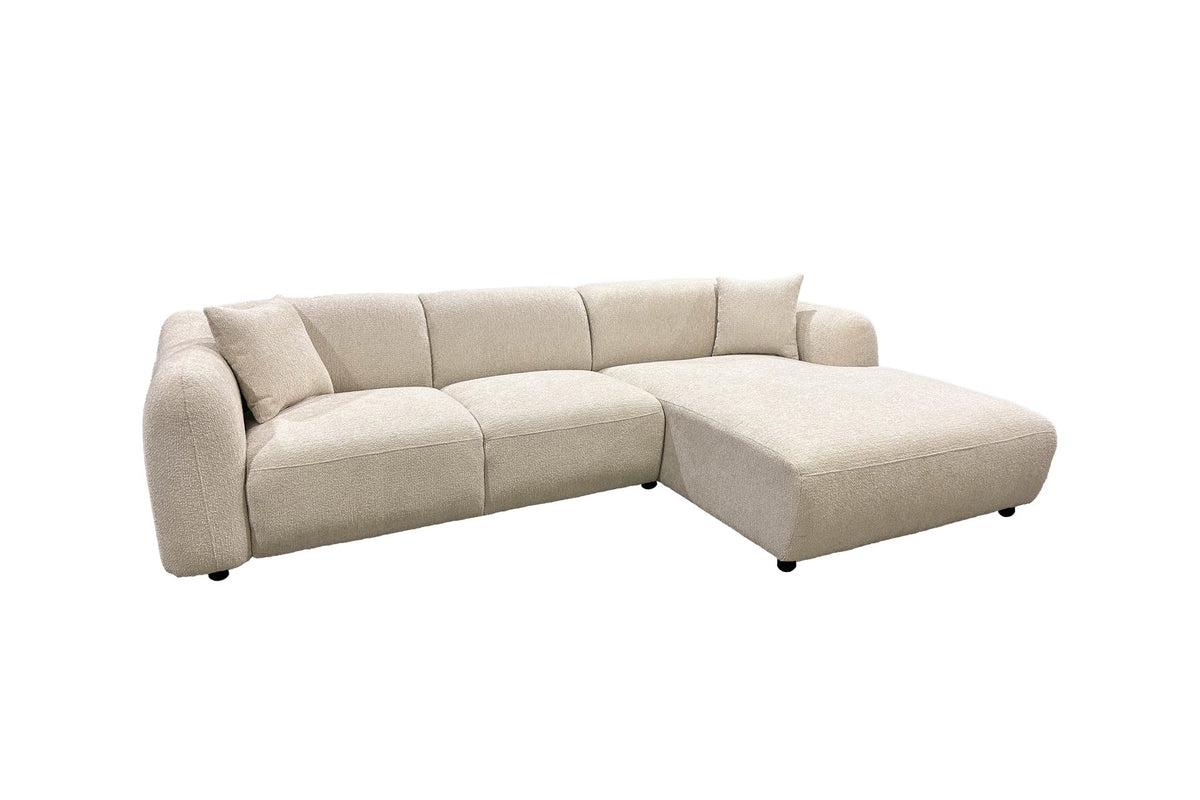 Beiges Chaiselongue-Sofa mit L-Form, Polyester-Bezug, schwarzen Holzbeinen und rechtsseitiger Chaiselongue, freigestellt fotografiert.