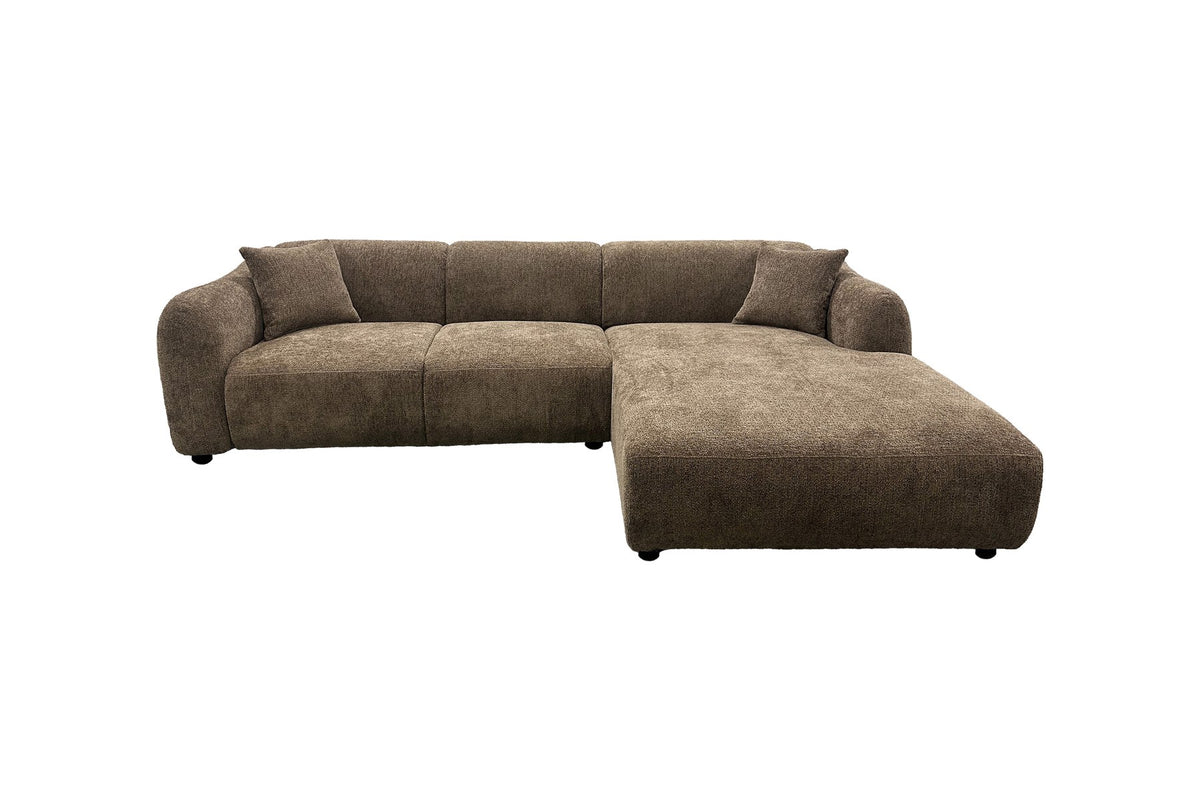 Braunes L-Sofa Leia mit Chaiselongue rechts von Venture Home, Bezug aus Eukalyptus und Polyester, schwarze Holzbeine, skandinavisches Design.