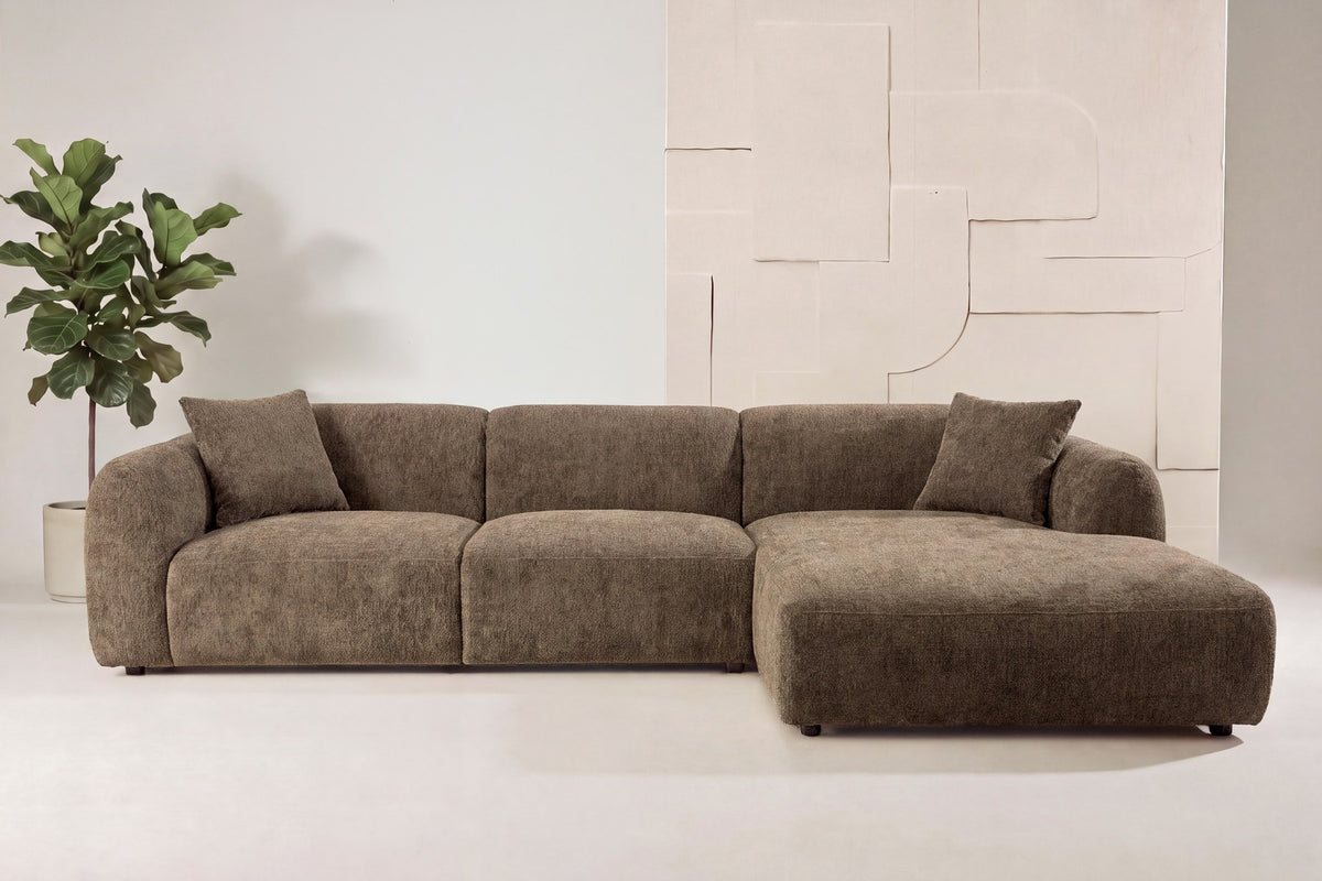 Braunes L-Sofa Leia mit Chaiselongue rechts von Venture Home, Bezug aus Eukalyptus und Polyester, schwarze Holzbeine, skandinavisches Design.