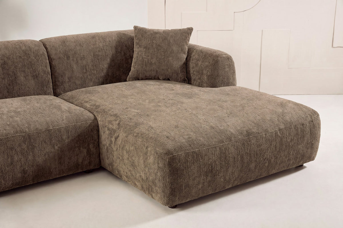 Braunes L-Sofa Leia mit Chaiselongue rechts von Venture Home, Bezug aus Eukalyptus und Polyester, schwarze Holzbeine, skandinavisches Design.