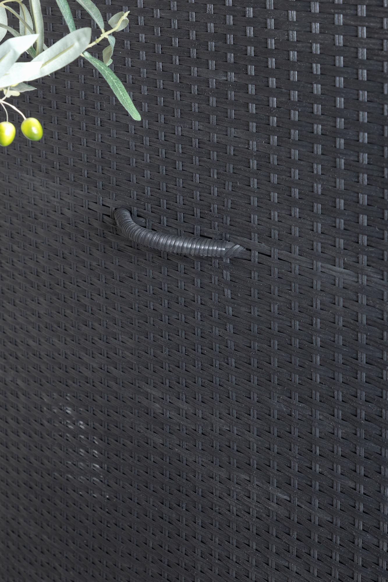 Stilvolle Kissenbox aus wetterfestem Korbgeflecht, ideal für Garten und Balkon. Bietet viel Stauraum und schützt vor Witterung.