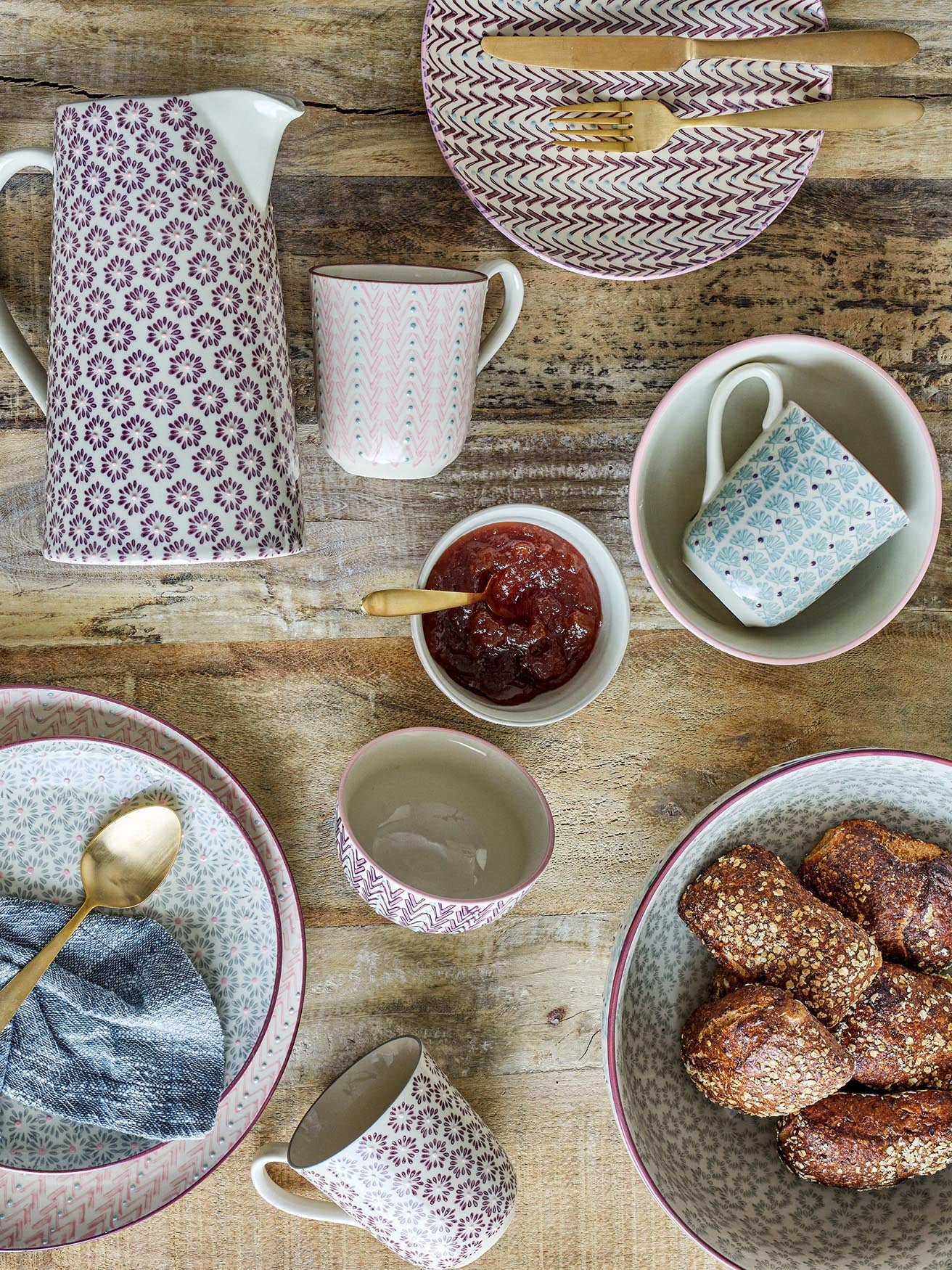 Maya Becher in Violett: Stilvolles Steingut von Bloomingville.