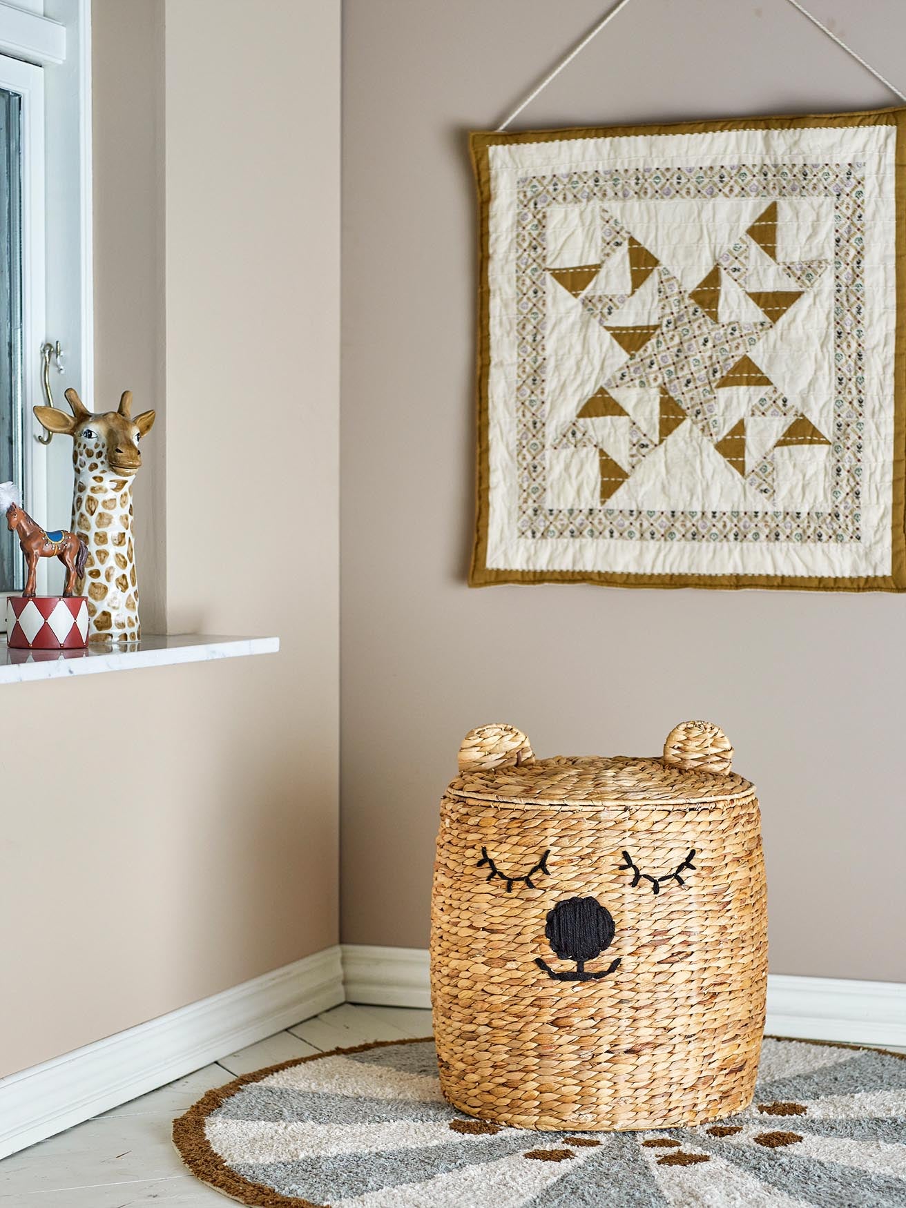 Stylischer Dolma Korb mit Deckel aus Wasserhyazinthe – perfekt für Ordnung im Kinderzimmer und ein Hauch skandinavischen Designs.