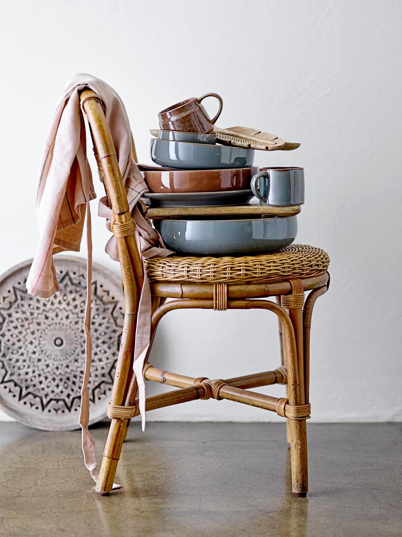 Eleganter Pixie Teller aus grünem Steingut von Bloomingville, ideal für stilvolle Tischdekoration und modernes Geschirr.