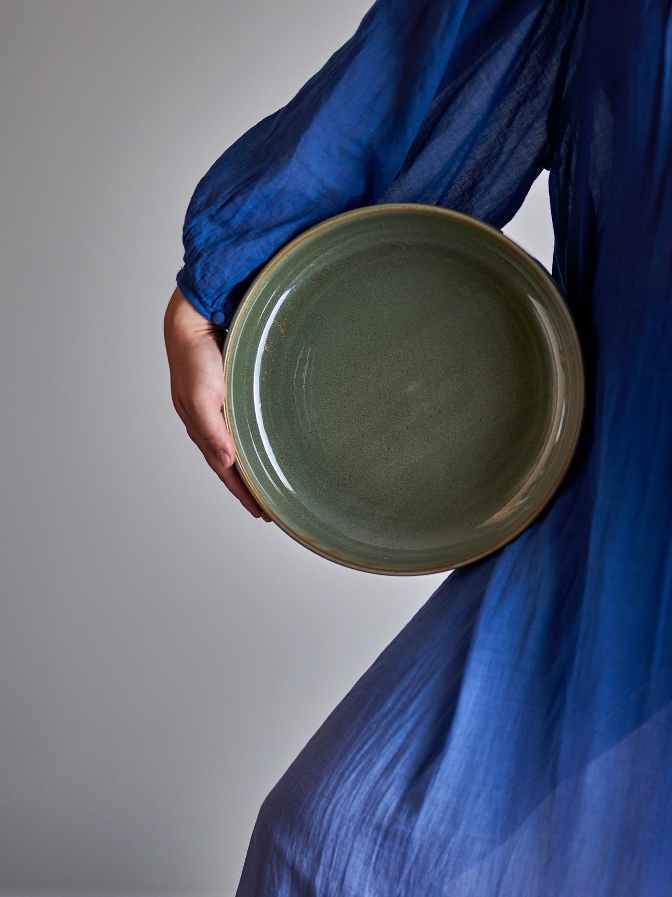 Die Pixie Servierschüssel in Grün von Bloomingville aus Steingut besticht durch ihr modernes Design und ist ideal für stilvolles Servieren.