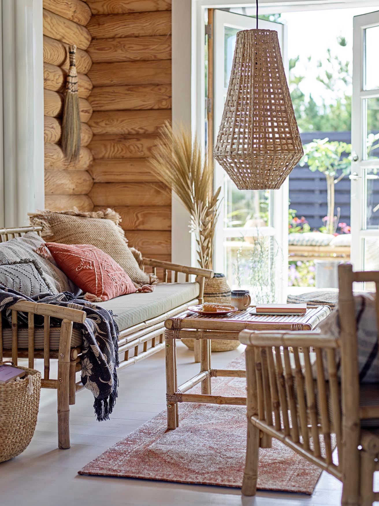 Das Sole Sofa von Bloomingville aus Bambus in Naturfarbe vereint skandinavisches Design mit nachhaltigen Materialien.