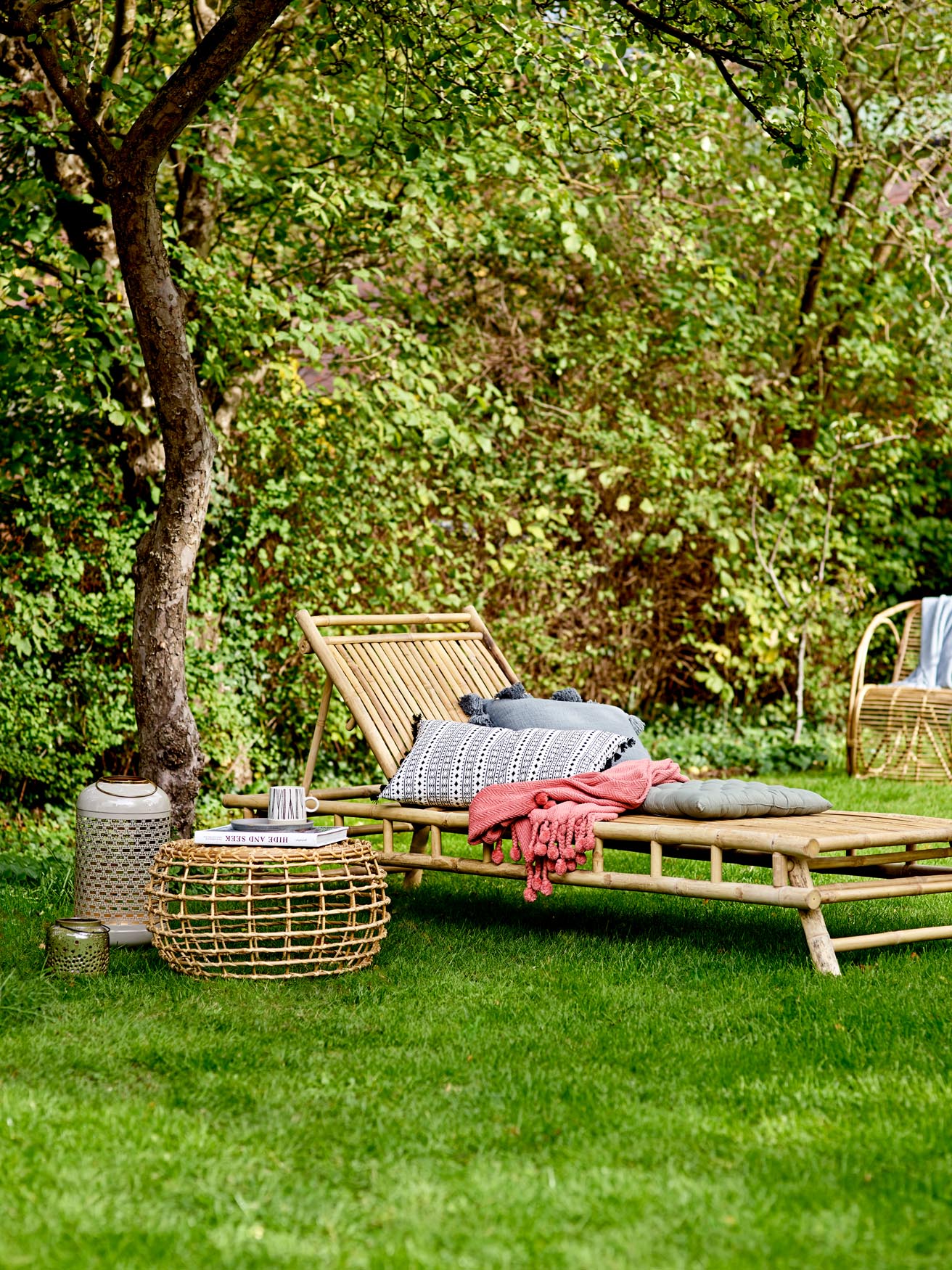 Elegantes Tagesbett aus Bambus, das Stil und Komfort vereint. Perfekt für entspannte Stunden im Garten oder Wohnzimmer.