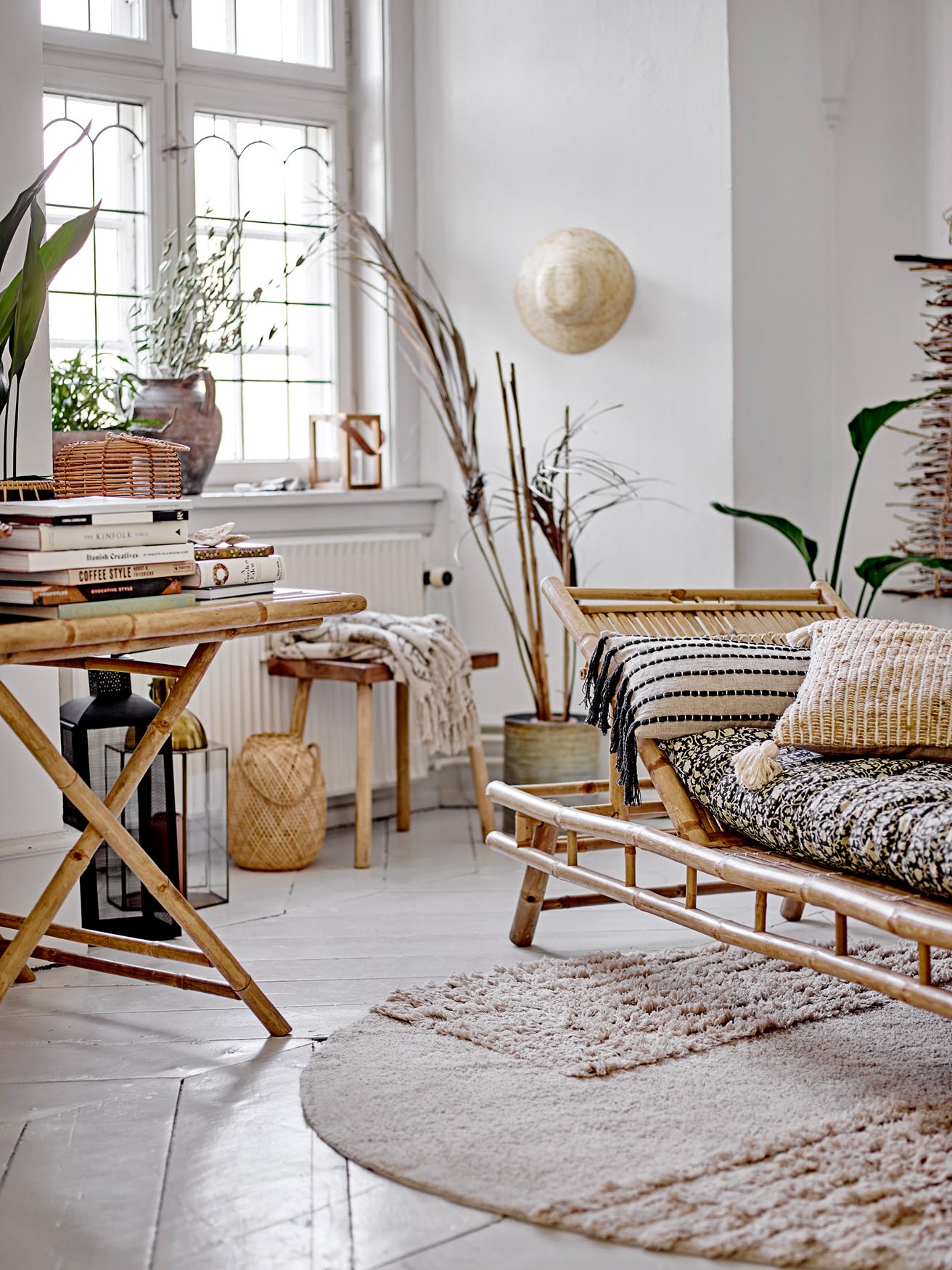 Das Sole Tagesbett von Bloomingville aus natürlichem Bambus bietet stilvolle Entspannung für Ihr Zuhause.