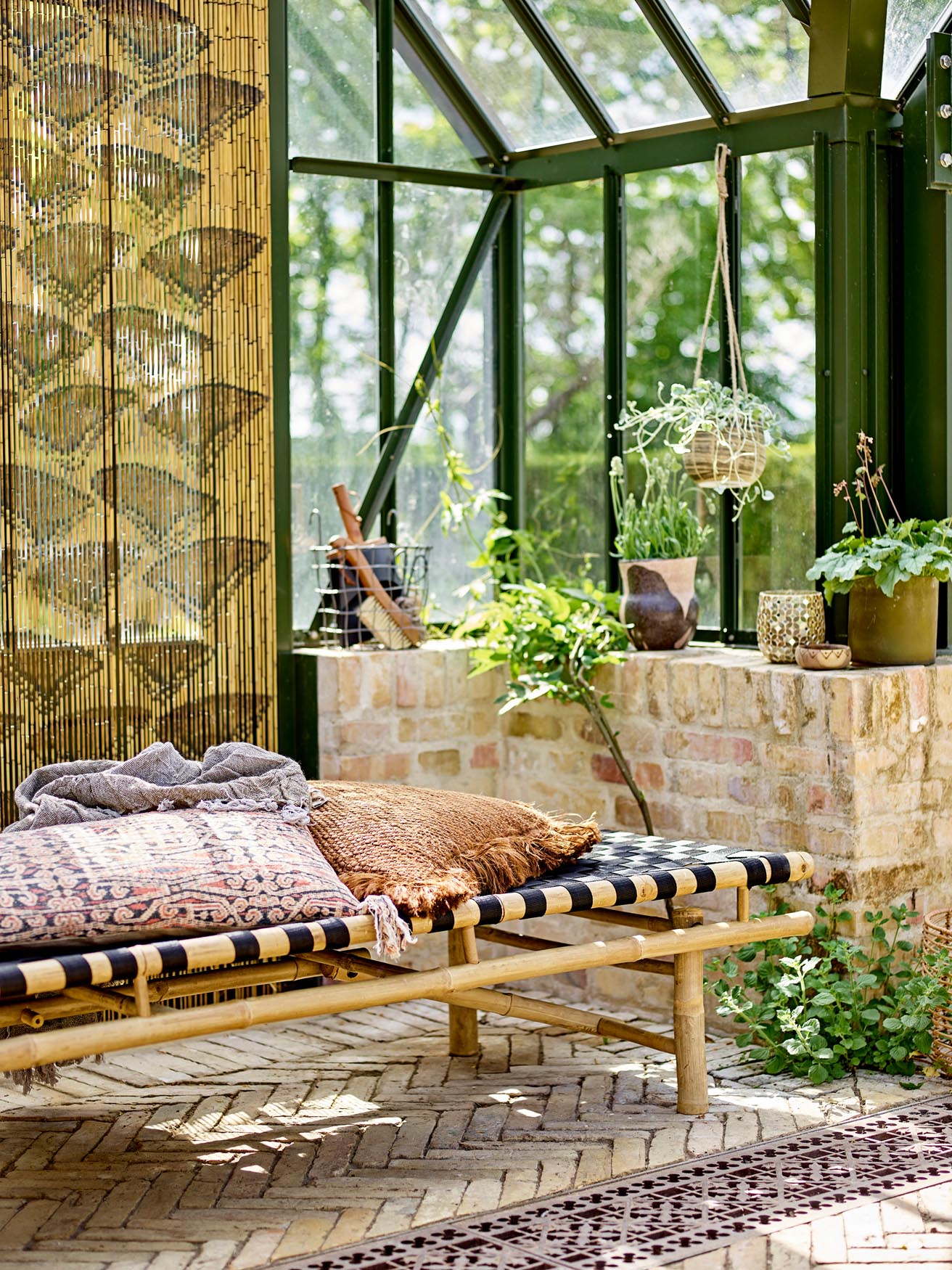 Das Vida Tagesbett von Bloomingville aus schwarzem Bambus vereint skandinavisches Design mit natürlichem Charme und Komfort.