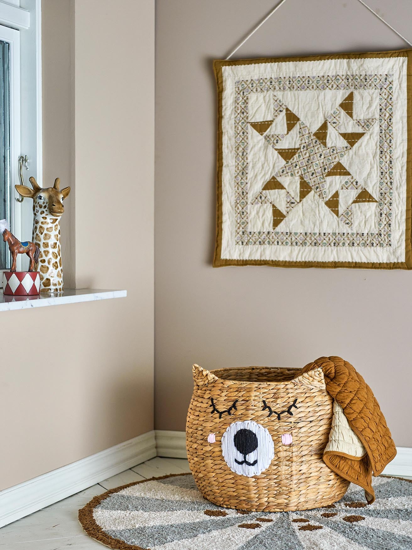 Eman Korb: Handgefertigt aus Wasserhyazinthe, ideal für Kinderzimmer.