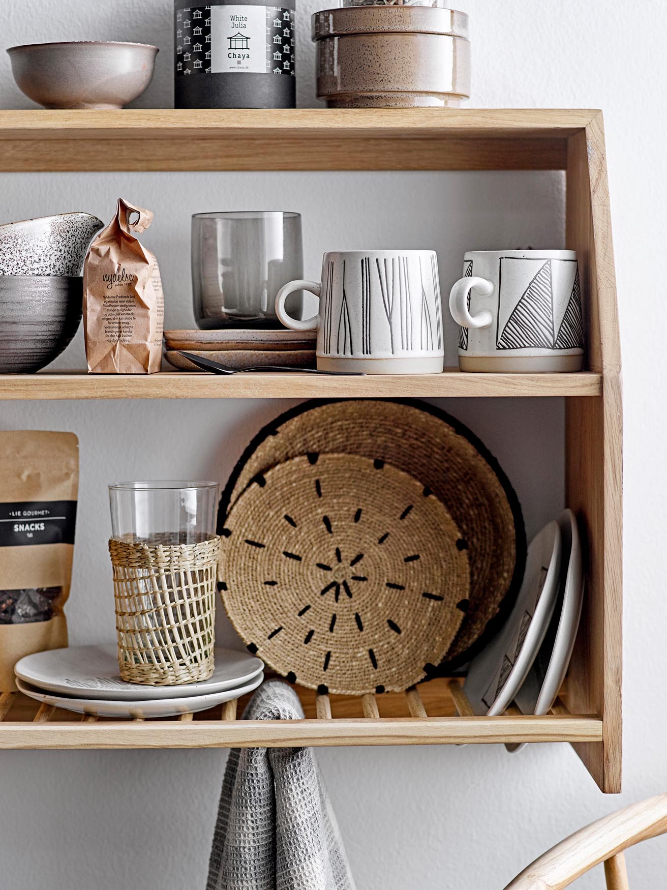 Entdecken Sie die stilvollen Eliana Teller von Bloomingville in elegantem Schwarz. Aus robustem Steingut, spülmaschinenfest und ideal für festliche Anlässe oder den Alltag.