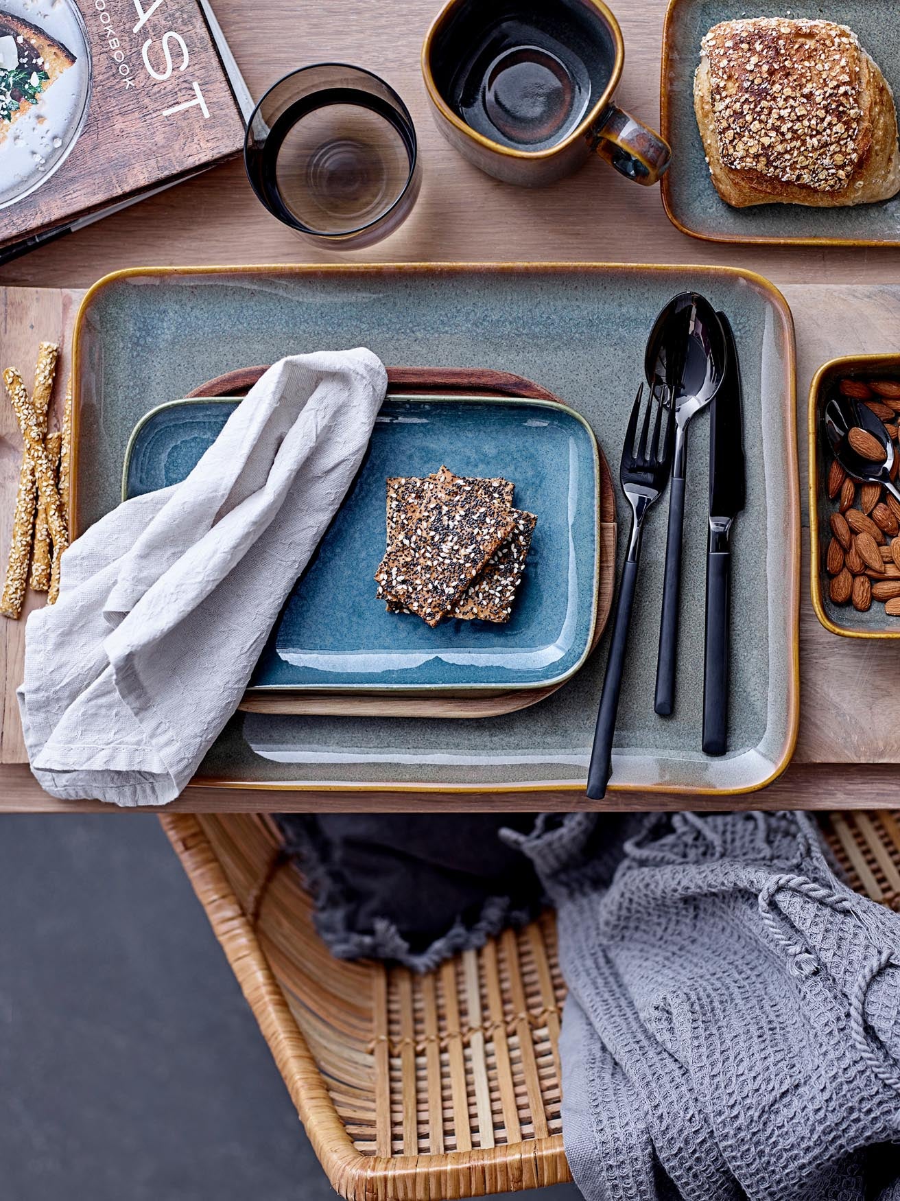 Eleganter Aime Becher aus grünem Steingut von Bloomingville.