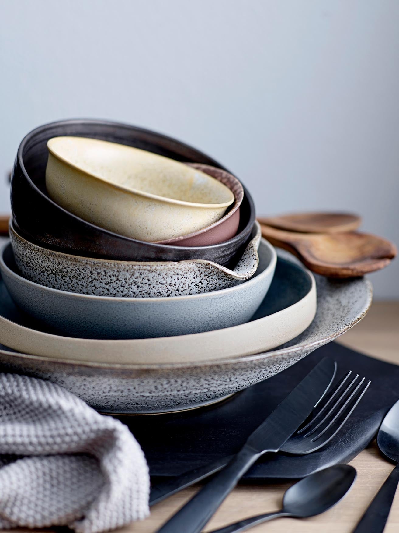 Kendra Schale, graues Steingut, skandinavisches Design von Bloomingville.