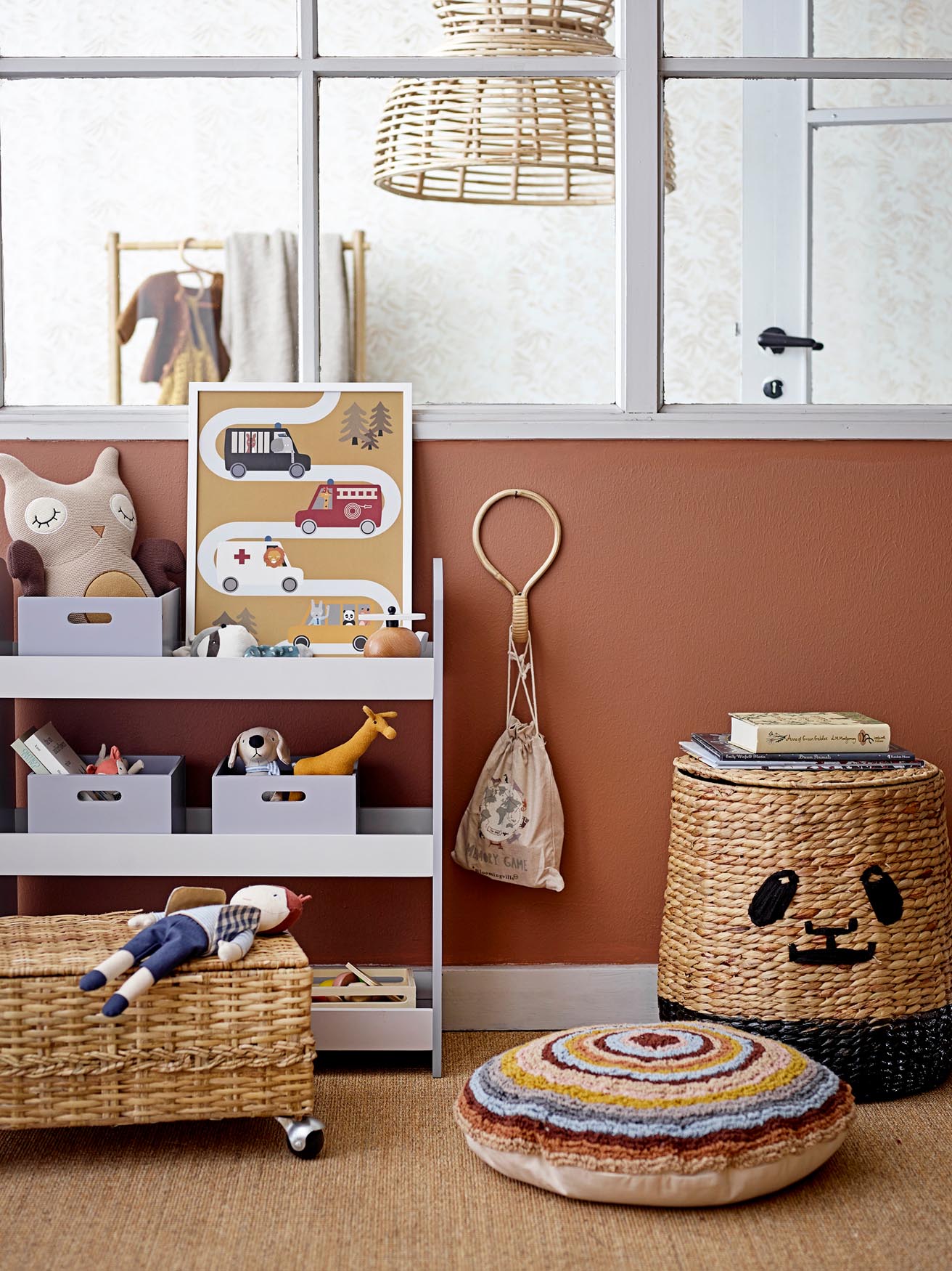 Entdecken Sie den Youl Korb mit Deckel von Bloomingville Mini: Ein elegantes, nachhaltiges Aufbewahrungselement aus Wasserhyazinthe für jedes Zuhause.