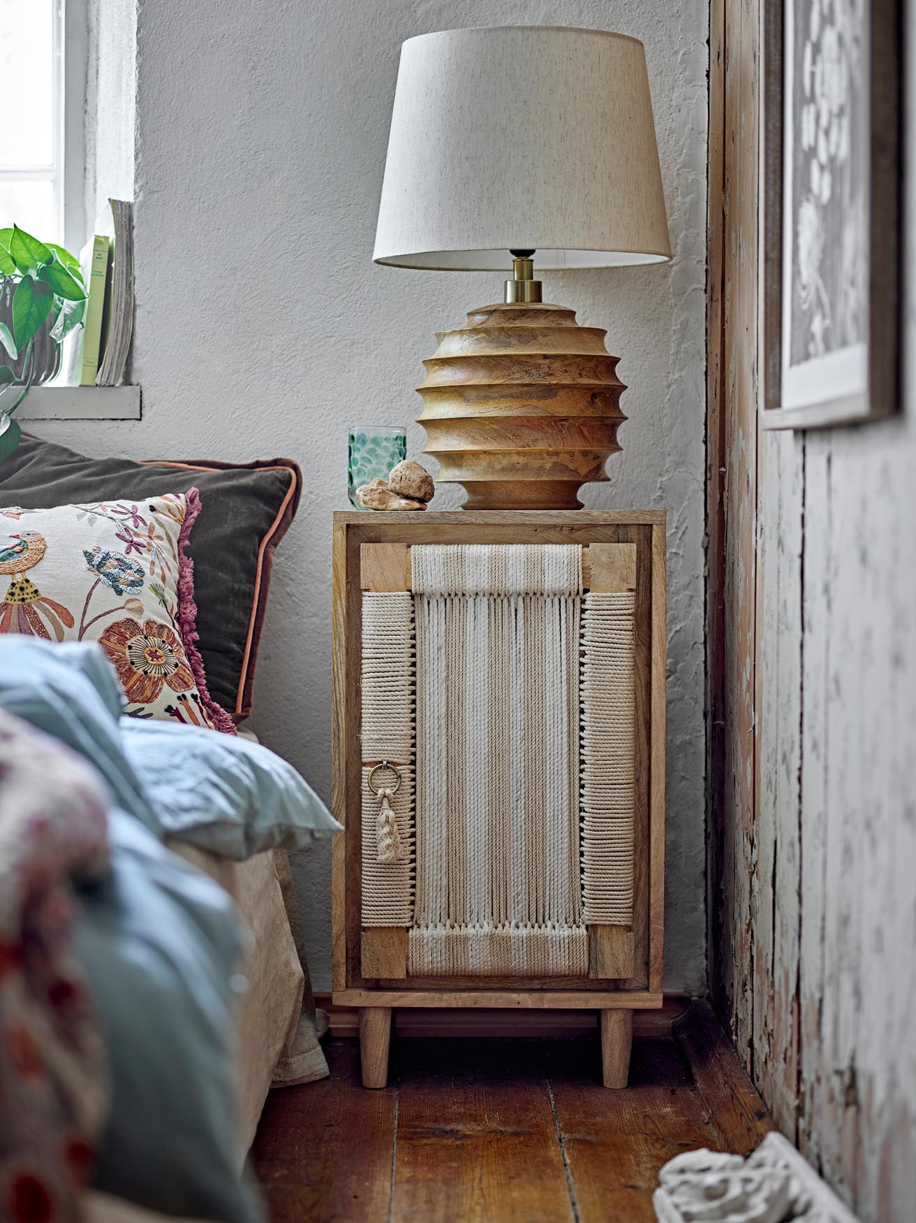 Die Svale Tischlampe aus Mangoholz von Creative Collection vereint stilvolles Design mit natürlicher Eleganz für Ihr Zuhause.