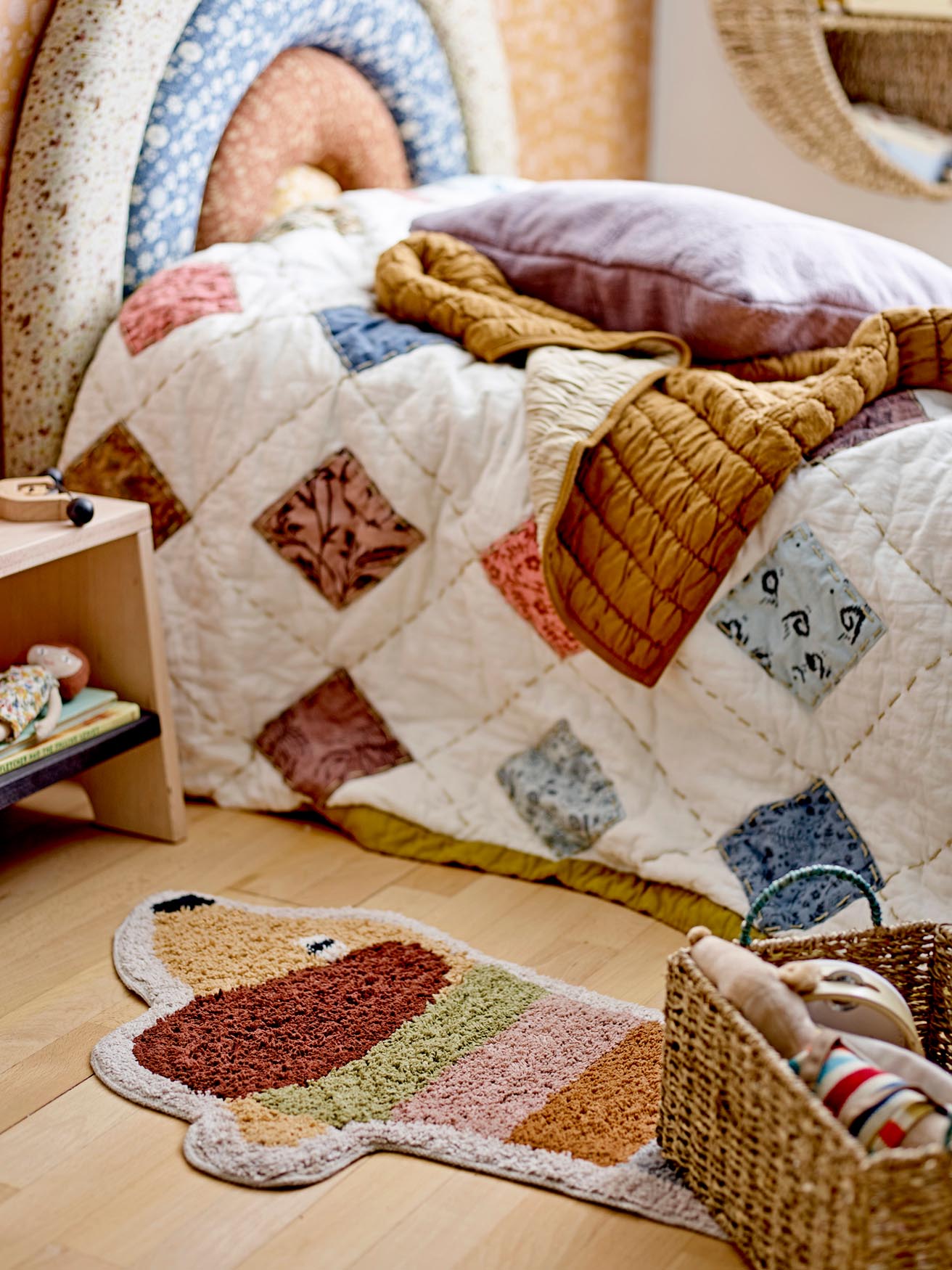 Ein stilvoller Hocker aus natürlichem Buchenholz, ideal für Kinderzimmer, von Bloomingville Mini. Robust und zeitloses Design.