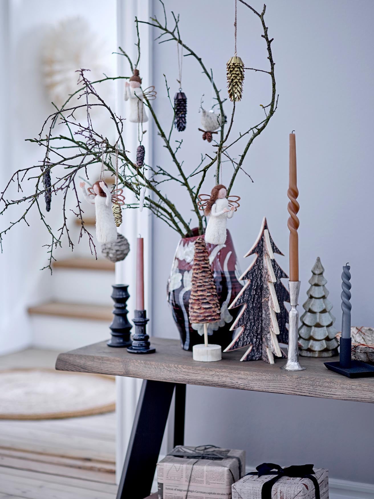 Stilvolle Bank aus brauner FSC® 100%-Eiche von Bloomingville, ideal für nachhaltige und moderne Einrichtungskonzepte.