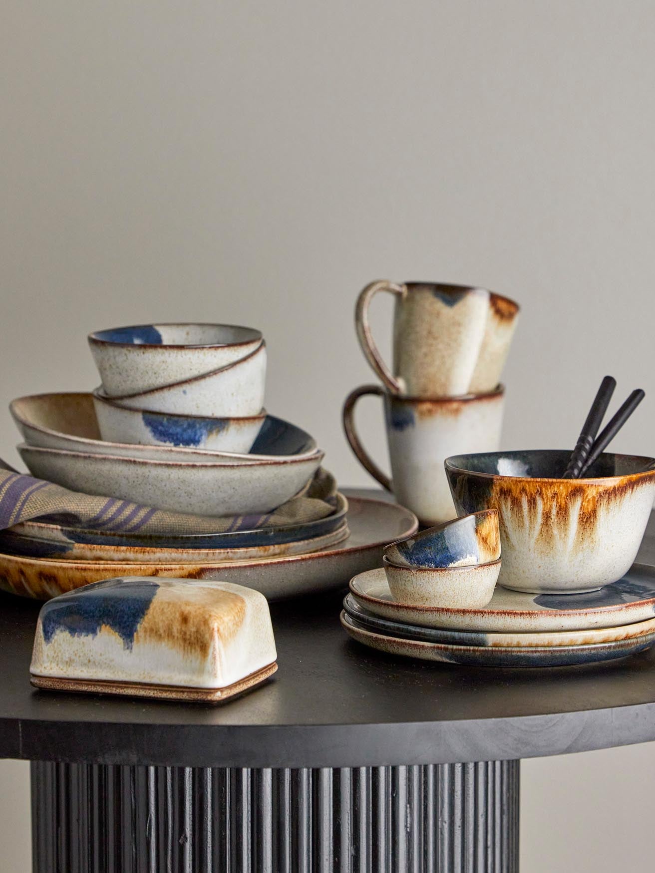 Eleganter grauer Steingut-Teller von Bloomingville für stilvolle Tafeln.