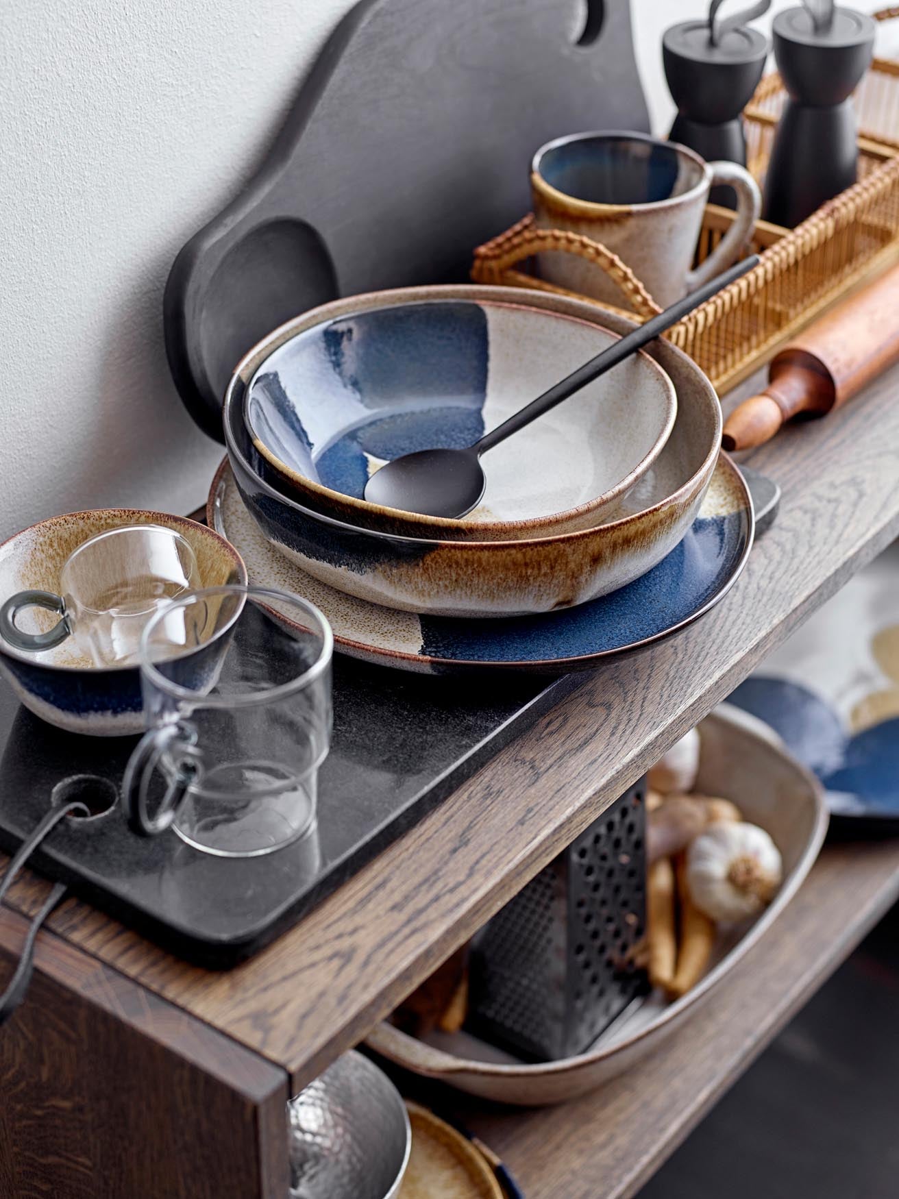 Erleben Sie die exquisite Jules Tasse von Bloomingville: Handgefertigtes Steingut mit einzigartiger Glasur in Currytönen und Ozeanblau, perfekt für jeden Drink.