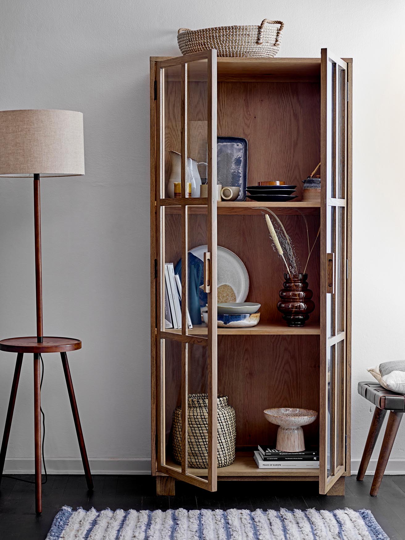 Die Jules Servierschüssel von Bloomingville vereint graue Eleganz und Funktionalität aus robustem Steingut für stilvolle Tischdekoration.