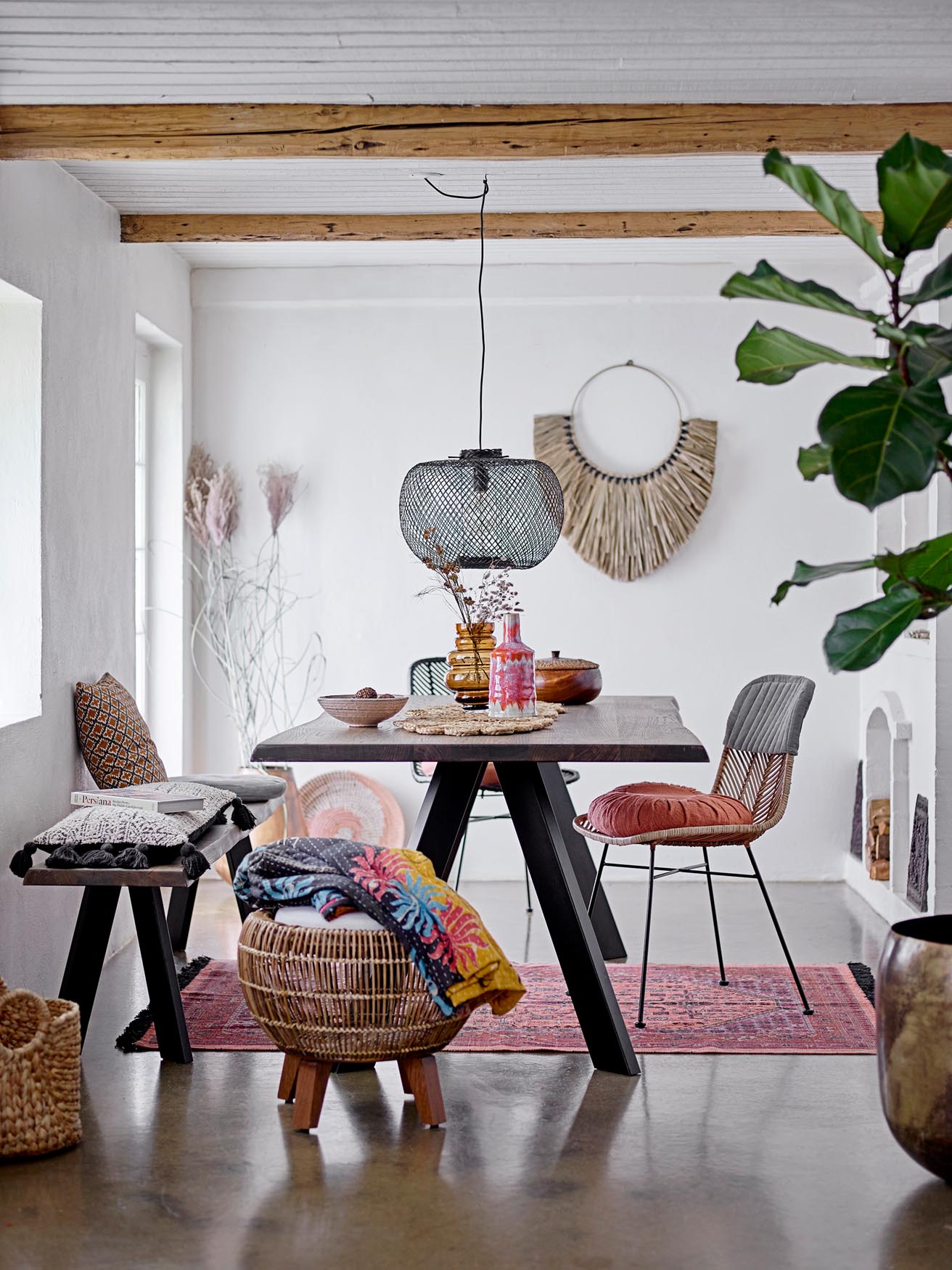 Die Rodi Hängeleuchte von Bloomingville vereint stilvolles Design und nachhaltige Materialien, ideal für einladende Wohnräume.