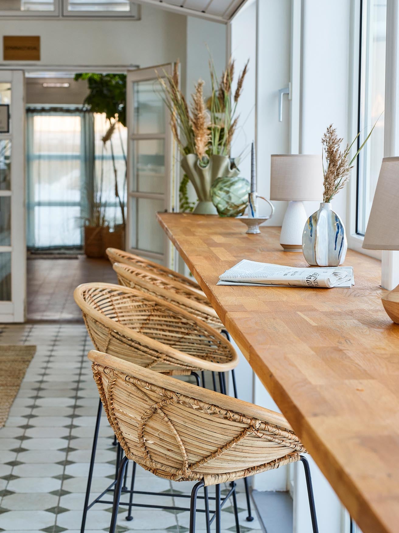 Eleganter Barstuhl aus natürlichem Rattan, Yonne von Bloomingville, ideal für stilvolle und gemütliche Wohnräume.